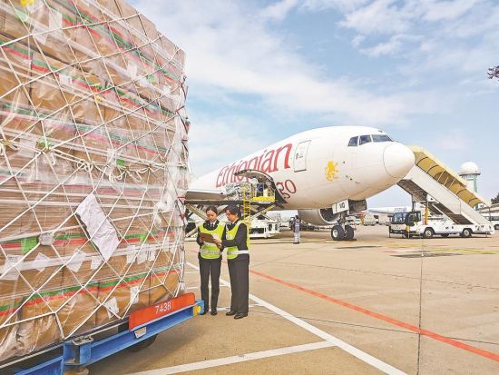 º£¹Ø¹ØÔ±ÔÚÏÃÃŏ߯é»ú³¡¼à¹Ü½ðשרÏß´îÔØµÄ½ø¿Ú²úÆ·¡£ º£¹Ø¹ØÔ±ÔÚÏÃÃŏ߯é»ú³¡¼à¹Ü½ðשרÏß´îÔØµÄ½ø¿Ú²úÆ·¡£