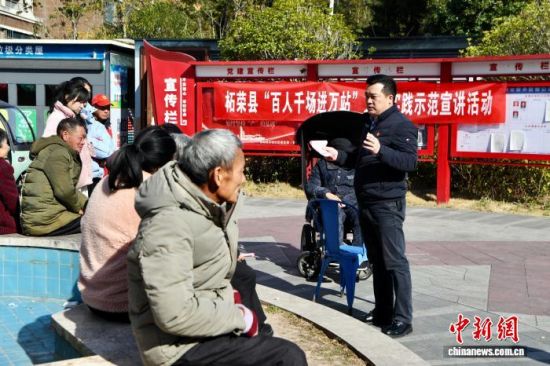 柘荣县东城社区党支部书记、居委会主任洪象斌在小区广场上给居民进行社区治理宣传。中新网记者 王东明 摄 柘荣县东城社区党支部书记、居委会主任洪象斌在小区广场上给居民进行社区治理宣传。中新网记者 王东明 摄