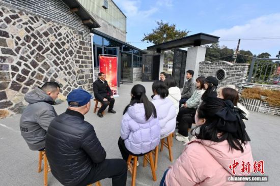 年过八旬的“全国劳动模范”郑帮德坐在柘荣县乍洋乡五蒲村自家茶厂前,以《从“全国劳模”到宣讲员》为题,向乡里乡亲娓娓道来自己的奋斗历程。中新网记者 王东明 摄 年过八旬的“全国劳动模范”郑帮德坐在柘荣县乍洋乡五蒲村自家茶厂前,以《从“全国劳模”到宣讲员》为题,向乡里乡亲娓娓道来自己的奋斗历程。中新网记者 王东明 摄