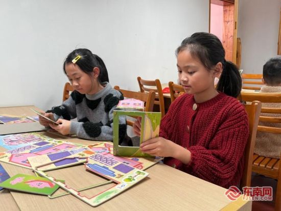 社区小朋友体验手工(东南网记者 李霖 摄) 社区小朋友体验手工(东南网记者 李霖 摄)