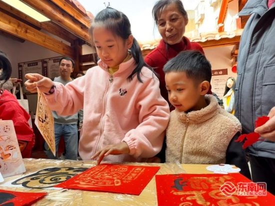 社区小朋友体验拓印(东南网记者 李霖 摄) 社区小朋友体验拓印(东南网记者 李霖 摄)