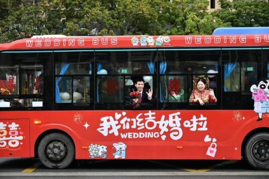 黄厚新夫妇携手登上新能源公交车(受访者供图) 黄厚新夫妇携手登上新能源公交车(受访者供图)