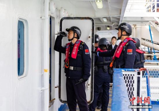 2月12日,宁德边检站移民管理警察在“希望女神”轮上开展船体检查。王志凌 摄 2月12日,宁德边检站移民管理警察在“希望女神”轮上开展船体检查。王志凌 摄