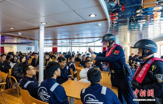 2月12日,宁德边检站移民管理警察在“希望女神”轮上开展证件检查。王志凌 摄 2月12日,宁德边检站移民管理警察在“希望女神”轮上开展证件检查。王志凌 摄