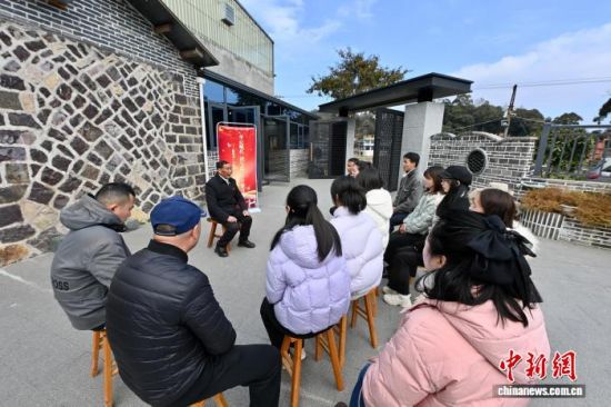 ͼΪ2��9�գ������Ѯ�ġ�ȫ���Ͷ�ģ����֣�������������է�������Ѵ��ԼҲ賧ǰ���ԡ��ӡ�ȫ����ģ��������Ա��Ϊ�⣬�����������渵����Լ��ķܶ����̡����������� ������ ��