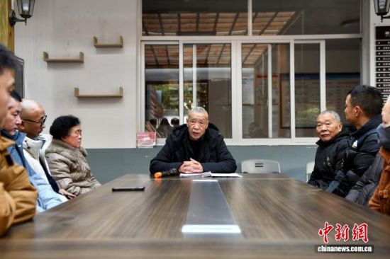 ͼΪ2��9�գ���ȫ��������⹤���Ƚ����ˡ�лʥҫ���Լ�����ĺ����й��������һ�ڵص������ٷ��ԣ���չһ���ӵ������շ����������������� ������ ��