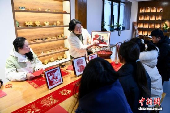 ͼΪ2��9�գ�����ʡ����������ʦ�����ټ�ֽ���˿״�ϼ�ٰ��ֽ������ѵ���״�ϼ���������������ټ�ֽ���ж���������������������֯ũ�帾Ů��չ��ֽ��ѵ������������ ������ ��