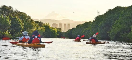 ÓοÍÔÚÎâ½´åϪ±ß³Ë×øÆ¤»®Í§¡£ £¨×ÊÁÏͼƬ£© ÓοÍÔÚÎâ½´åϪ±ß³Ë×øÆ¤»®Í§¡£ £¨×ÊÁÏͼƬ£©