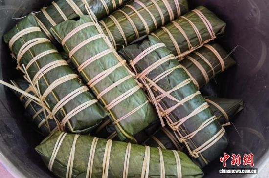 »ªÇÈдåÉçÇø¾ÓÃñÖÆ×÷µÄÓ¡ÄáôÕ¡£³ÂÎÄæÃ Éã »ªÇÈдåÉçÇø¾ÓÃñÖÆ×÷µÄÓ¡ÄáôÕ¡£³ÂÎÄæÃ Éã