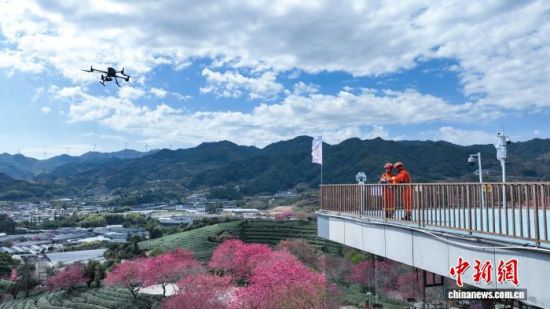 图为消防员利用无人机红外功能检测景区热点。 李袁辉 摄 图为消防员利用无人机红外功能检测景区热点。 李袁辉 摄