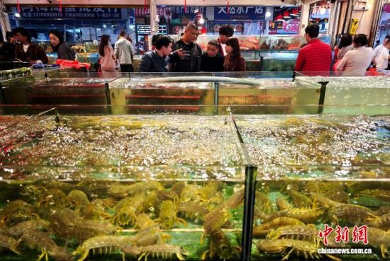 2��15�գ��������ݣ��������г���ѡ���ʡ����ݸ������г�ӭ����ǰ���Ѹ߷壬���ຣ��Ʒ���������������г�������������ζʮ�㡣��������� ���� ��