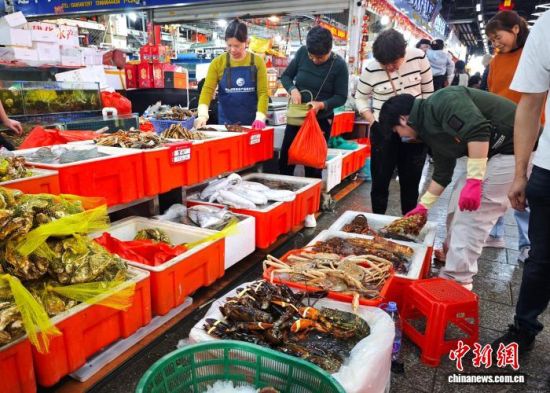 2��15�գ��������ݣ��������г���ѡ���ʡ����ݸ������г�ӭ����ǰ���Ѹ߷壬���ຣ��Ʒ���������������г�������������ζʮ�㡣��������� ���� ��