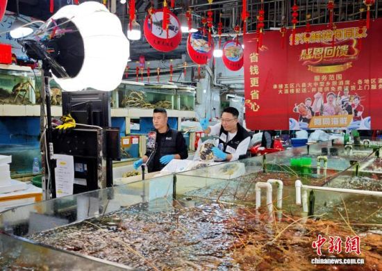 2��15�գ��������ݣ��̼��ڵ���ֱ�������ʡ����ݸ������г�ӭ����ǰ���Ѹ߷壬���ຣ��Ʒ���������������г�������������ζʮ�㡣��������� ���� ��