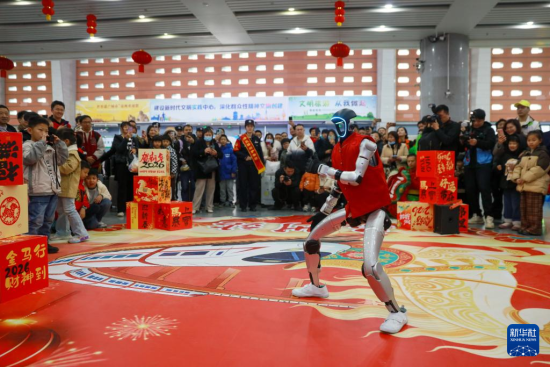   Ȫ��վ�򳵴����ڣ������˽����赸���ݡ��»��緢(���� ��)