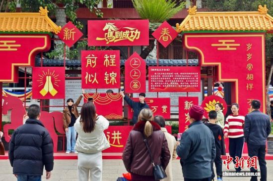 2��17�գ�ũ�����³�һ������������ɽ�������������������ο�ǰ�������͹۹⡣ͼΪ����������������������� ������ ��