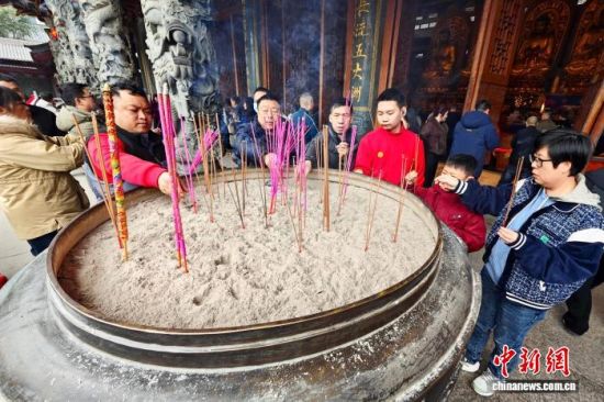 2��17�գ�ũ�����³�һ������������ɽ�������������������ο�ǰ�������͹۹⡣��������� ������ ��