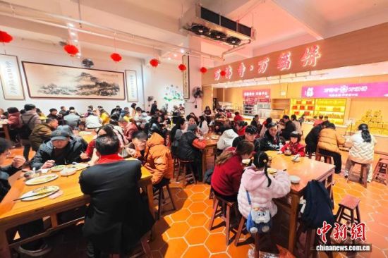 2��17�գ�ũ�����³�һ������������ɽ�������������������ο�ǰ�������͹۹⡣ͼΪ�������������ʳ����������� ������ ��