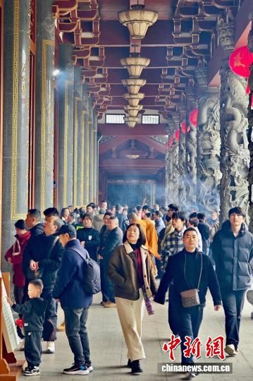 2��17�գ�ũ�����³�һ������������ɽ�������������������ο�ǰ�������͹۹⡣��������� ������ ��