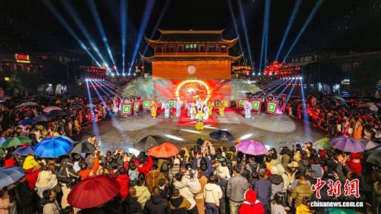 2��17����������ʡ�����г�͡�ų���Ԫ��㳡�˳�ӿ����һ���ԡ��̻�͡�ݡ�����ӭ����Ϊ����ĳ���ʽ�´�ʢ���ڴ����ݡ��췼�� ��