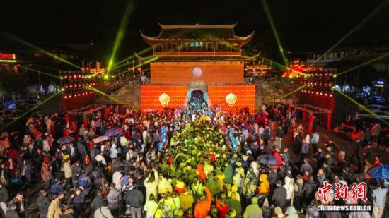 2��17����������ʡ�����г�͡�ų���Ԫ��㳡�˳�ӿ����һ���ԡ��̻�͡�ݡ�����ӭ����Ϊ����ĳ���ʽ�´�ʢ���ڴ����ݡ��췼�� ��