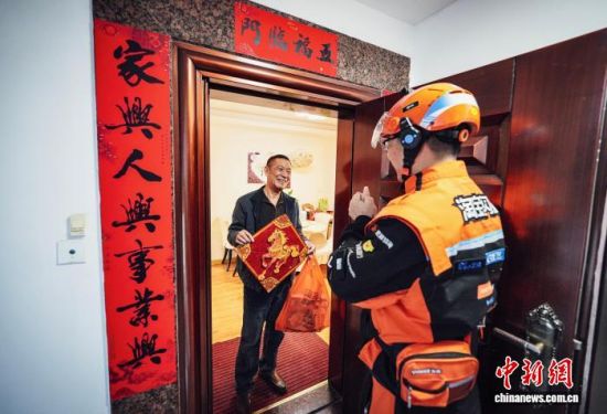 ͼΪ2��17�գ�ũ�������һ���磬��ï���������͵ĵ�һ�ݶ���׼ʱ�ʹ����ͻ��������´�ף���������� ��