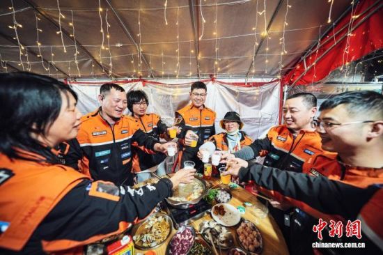 ͼΪ2��16�ճ�Ϧҹ����ï����ͬ������һ�����ҹ���������� ��