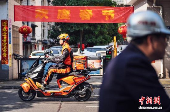 ͼΪ2��16�գ���Ϧ���磬��ï�����ŵ綯�����������Ͷ��������죬��������10���̤���˱���֮·��ֱ��ҹĻ���١������� ��