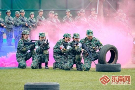 ͬѧ�Ǿ����ӡ���̬ͦ�Σ�����������н�ֹ���ڷ���ѵ������ᶯ��Ҫ�죬���γɼ�����䡣