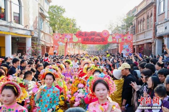 2��19�գ�����Ȫ�ݿ�����ӭ�������Ƚֻ��ͼΪͷ��������Χ�����y��Ů�����ؽ�������Ȫ�����Ļ��������ξֹ�ͼ