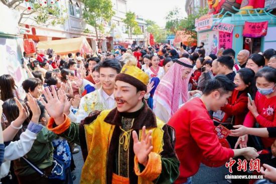 ��2��19�վ��е�Ȫ�ݡ�ӭ�������Ƚֻ�У������̡�������������������οͻ�����Ȫ�����Ļ��������ξֹ�ͼ