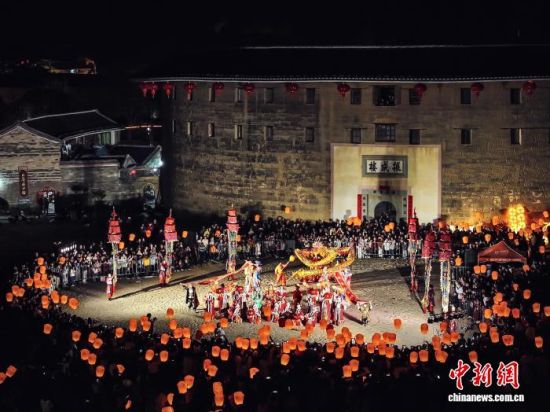 2��18�������ο���������¥�����������ۿ��ݳ��������˻���Ƭ������ ��