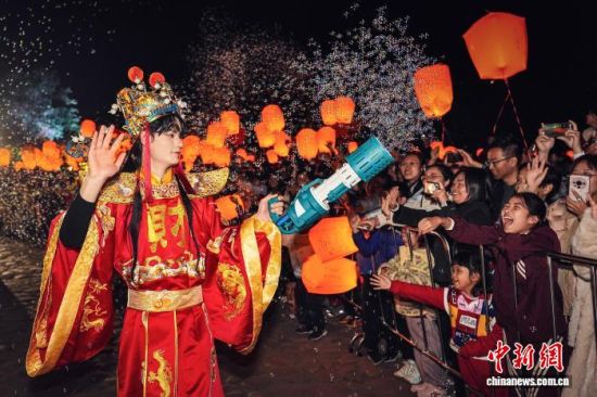 2��18������������¥�����������������ܵ��ο͵Ļ�ӭ������ ��