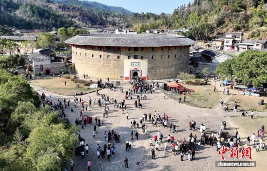 2��18�գ��ο���������¥�����������˻���Ƭ������ ��