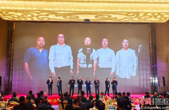 歌曲《顶天立地蕉城人》文艺表演。林榕生 摄 歌曲《顶天立地蕉城人》文艺表演。林榕生 摄