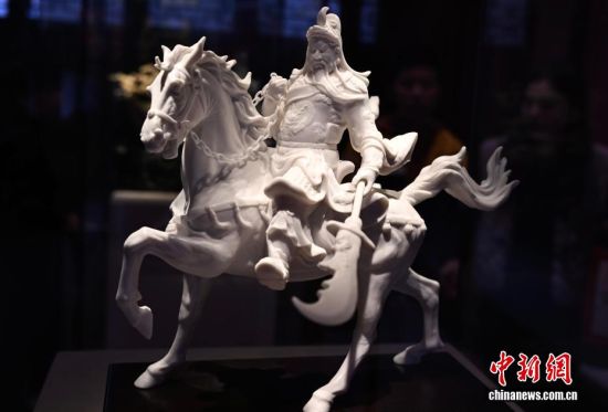 图为德化瓷烧作品《千里走单骑》。中新社记者 张斌 摄 图为德化瓷烧作品《千里走单骑》。中新社记者 张斌 摄