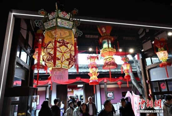 图为展示的各种花灯。中新社记者 张斌 摄 图为展示的各种花灯。中新社记者 张斌 摄