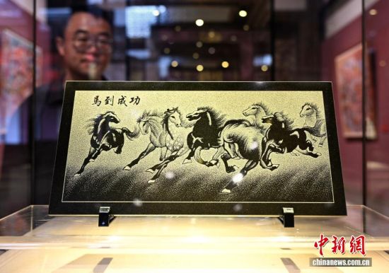 图为影雕作品《马到成功》。中新社记者 张斌 摄 图为影雕作品《马到成功》。中新社记者 张斌 摄