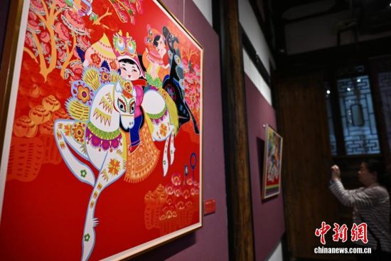 图为新年画《福娃联播 马上丰收》。中新社记者 张斌 摄 图为新年画《福娃联播 马上丰收》。中新社记者 张斌 摄