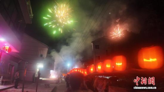 ¡°ÖòÇŵÆÁú¡±µãÁÁ´åÏï¡£ÀîÅôÀÚ Éã ¡°ÖòÇŵÆÁú¡±µãÁÁ´åÏï¡£ÀîÅôÀÚ Éã