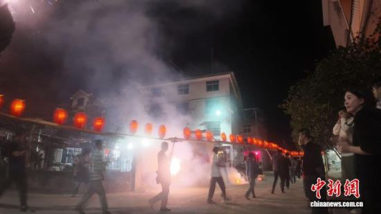 ÓÎÖòÇŻÈÈÄÖÉÏÑÝ¡£ÀîÅôÀÚ Éã ÓÎÖòÇŻÈÈÄÖÉÏÑÝ¡£ÀîÅôÀÚ Éã