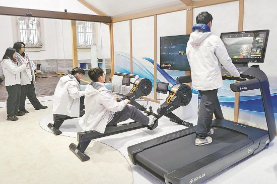 在米兰冬奥会的“中国之家”,由我省民营企业舒华体育提供的智能健身产品备受青睐。(受访者供图) 在米兰冬奥会的“中国之家”,由我省民营企业舒华体育提供的智能健身产品备受青睐。(受访者供图)