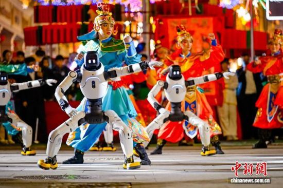 2月18日,两岸数智非遗主题秀《科技艺阵》在厦门市思明区中山路首秀。 (厦门市思明区 供图) 2月18日,两岸数智非遗主题秀《科技艺阵》在厦门市思明区中山路首秀。 (厦门市思明区 供图)