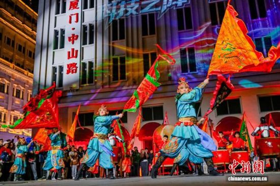 2月18日,两岸数智非遗主题秀《科技艺阵》在厦门市思明区中山路首秀。 (厦门市思明区 供图) 2月18日,两岸数智非遗主题秀《科技艺阵》在厦门市思明区中山路首秀。 (厦门市思明区 供图)