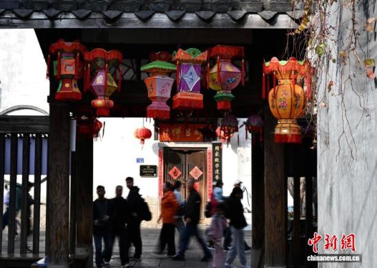 2月23日,春节假期最后一天,游客在三坊七巷游览。中新社记者 张斌 摄 2月23日,春节假期最后一天,游客在三坊七巷游览。中新社记者 张斌 摄
