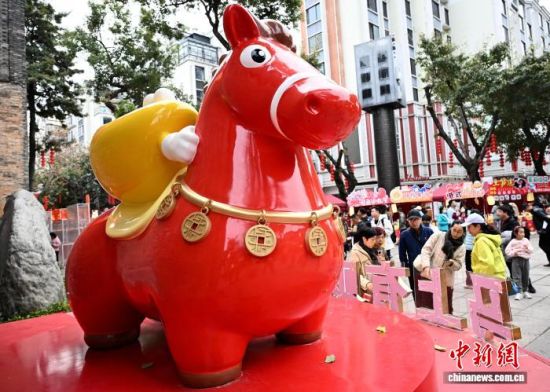 2月23日,春节假期最后一天,游客在上下杭游览。中新社记者 张斌 摄 2月23日,春节假期最后一天,游客在上下杭游览。中新社记者 张斌 摄