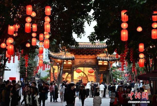 2月23日,春节假期最后一天,游客在上下杭游览。中新社记者 张斌 摄 2月23日,春节假期最后一天,游客在上下杭游览。中新社记者 张斌 摄