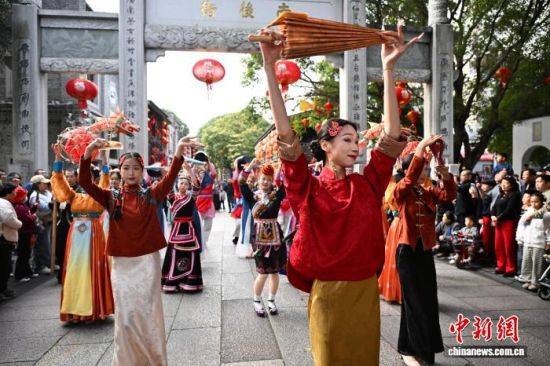 2月23日,春节假期最后一天,游客在三坊七巷观看“坊巷寻梦·马上有福”非遗主题巡演。中新社记者 张斌 摄 2月23日,春节假期最后一天,游客在三坊七巷观看“坊巷寻梦·马上有福”非遗主题巡演。中新社记者 张斌 摄