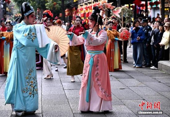 2月23日,春节假期最后一天,游客在三坊七巷观看“坊巷寻梦·马上有福”非遗主题巡演。中新社记者 张斌 摄 2月23日,春节假期最后一天,游客在三坊七巷观看“坊巷寻梦·马上有福”非遗主题巡演。中新社记者 张斌 摄