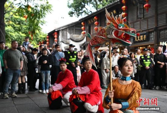2月23日,春节假期最后一天,游客在三坊七巷游览。中新社记者 张斌 摄 2月23日,春节假期最后一天,游客在三坊七巷游览。中新社记者 张斌 摄