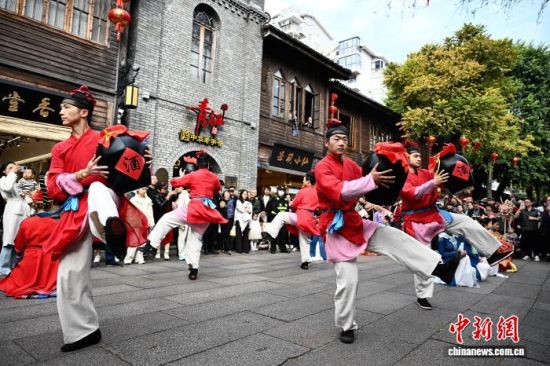 2月23日,春节假期最后一天,游客在三坊七巷观看“坊巷寻梦·马上有福”非遗主题巡演。中新社记者 张斌 摄 2月23日,春节假期最后一天,游客在三坊七巷观看“坊巷寻梦·马上有福”非遗主题巡演。中新社记者 张斌 摄